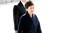 Mantan Presiden Korea Selatan (Korsel), Park Geun-hye tiba di gedung kejaksaan, Seoul, Selasa (21/3). Selain meminta maaf, Park juga berjanji akan bersikap kooperatif terhadap proses hukum yang akan berjalan. (Kim Hong-ji/Pool Photo via AP)