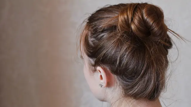 Ilustrasi rambut messy bun top knot