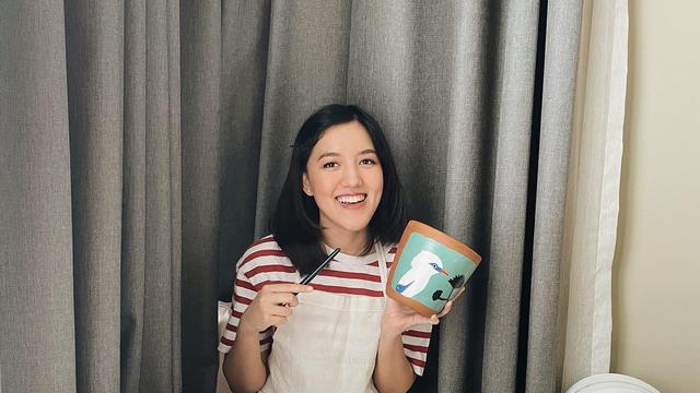 7 Potret Seleb yang Geluti Hobi Bikin Karya Seni Ini Keren Banget