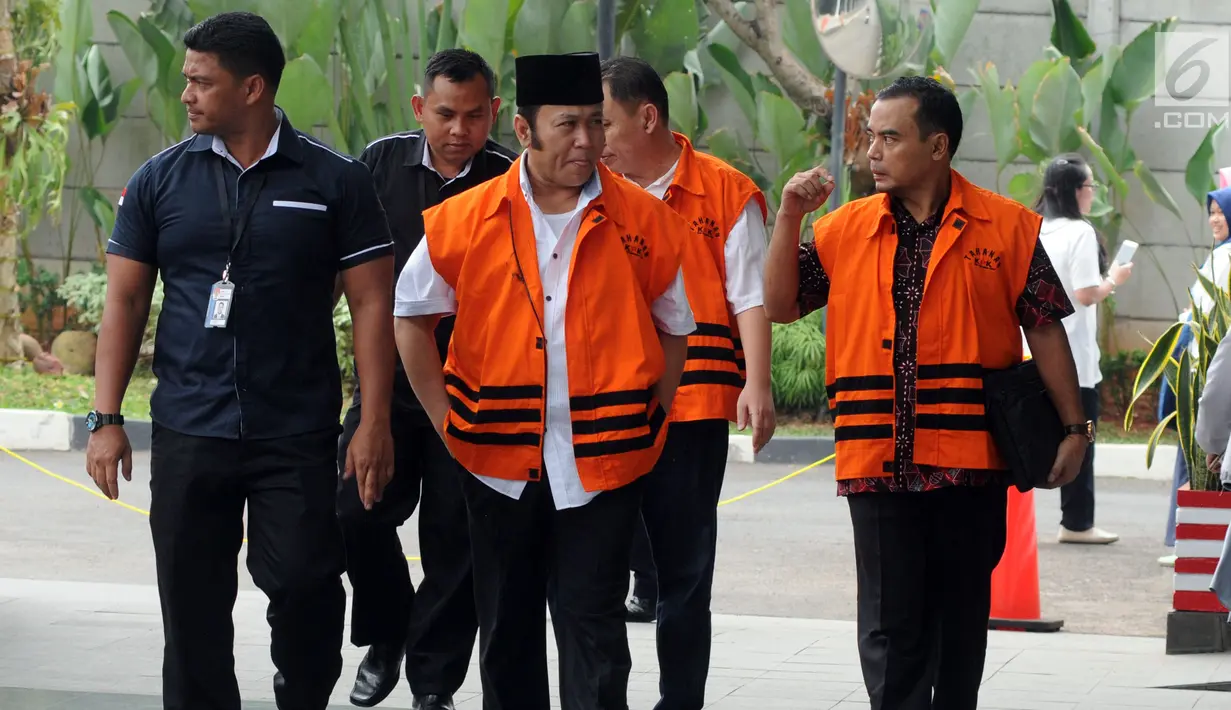 Tersangka Bupati Lampung Selatan nonaktif Zainudin Hasan (tengah) bersama Bupati Halmahera Timur nonaktif Rudi Erawan (belakang kanan) dan Bupati Purbalingga nonaktif Tasdi (kanan) tiba di Gedung KPK, Jakarta, Kamis (9/8). (Merdeka.com/Dwi Narwoko)