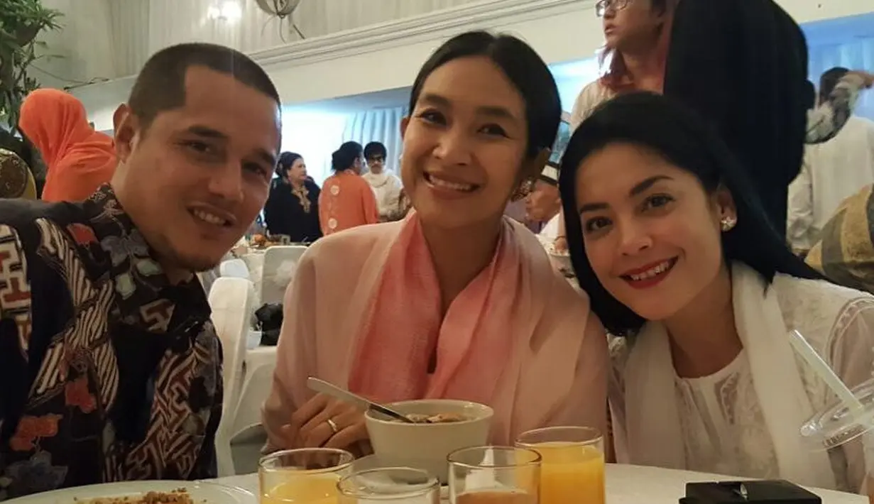 Selain mempunyai wajah yang cantik, Lulu Tobing dan Happy Salma juga punya wajah yang awet muda. (Foto: instagram.com/happysalma)