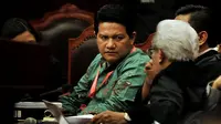 Ketua Komisi Pemilihan Umum, Husni Kamil Manik (kiri), mendengar penjelasan dari tim advokasinya, Adnan Buyung Nasution di gedung Mahkamah Konstitusi, Jakarta, (8/8/2014). (Liputan6.com/Johan Tallo)