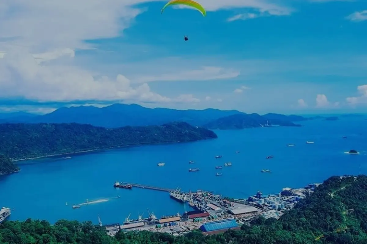 Paralayang di Bukit Gado-Gado Kota Padang. (Liputan6.com/ Instagram @randi_irwahyudi)