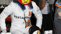 Pembalap tim Manor Racing F1 asal Indonesia, Rio Haryanto memasuki mobilnya saat sesi latihan ketiga Australian Formula One Grand Prix di Melbourne, (19/3). (REUTERS/Brandon Malone)