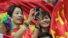 Fans cantik Vietnam sibuk mengabadikan momen laga semifinal AFF Cup 2016 antara Indonesia melawan Vietnam di Stadion Pakansari, Bogor, (03/12/2016). (Bola.com/Nicklas Hanoatubun)