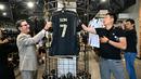 Sejumlah fans Los Angeles FC melihat jersey pemain baru mereka, Son Heung-min di toko ofisial yang terletak di BMO Stadium, Los Angeles, Amerika, Rabu (06/08/2025). (AFP/Frederic J. Brown)