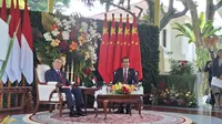 Presiden Joko Widodo atau Jokowi menerima kunjungan resmi Perdana Menteri (PM) China Li Qiang di Istana Merdeka Jakarta, Jumat (8/9/2023). (Liputan6.com/Lizsa Egeham)