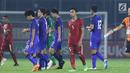 Pemain Timnas Indonesia U-23, Bagas Adi Nugroho (tengah) terpaku usai kalah pada laga persahabatan melawan Thailand U-23 di Stadion PTIK, Jakarta, Kamis (31/5). Indonesia U-23 kalah 1-2. (Liputan6.com/Helmi Fithriansyah)