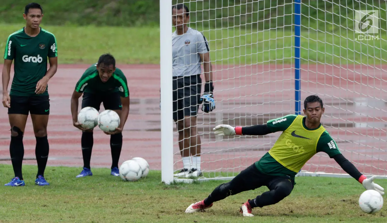 Kiper Timnas Indonesia U-22, Satria Tama menepis bola saat berlatih di Stadion Madya, Jakarta, Kamis(24/1). Latihan ini digelar untuk menghadapi Piala AFF U-22. (Bola.com/Yoppy Renato)