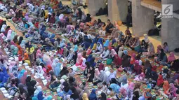 Umat muslim menanti waktu berbuka puasa pada hari kedua bulan Ramadan di Masjid Istiqlal, Jakarta, Minggu (28/5). Sebanyak 5000 kotak makanan dibagikan untuk berbuka pada gari Jumat - Minggu. (Liputan6.com/Helmi Afandi) 