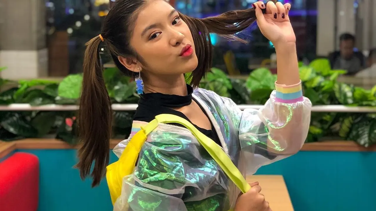 Gaya Tiara Andini dengan Rambut Dikuncir, Tampil Modis