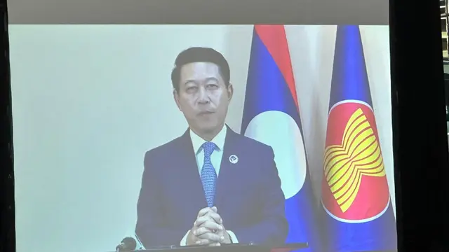 Menteri Luar Negeri Laos Saleumxay Kommasith menyampaikan pidato secara virtual dalam acara peringatan 57th ASEAN Day di Kantor Sekretariat ASEAN, Kamis (8/8/2024). (Dok. Liputan6/ Benedikta Miranti)