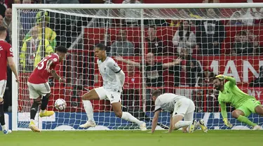 Penyerang Manchester United Jadon Sancho mencetak gol pertama timnya ke gawang Liverpool pada laga pekan ketiga Liga Inggris di Stadion Old Trafford, Selasa (23/8/2022) dini hari WIB. Secara luar biasa MU menang perdana di Liga Inggris musim 2022/2023 dengan mengalahkan rival abadi Liverpool 2-1. (AP Photo/Dave Thompson)