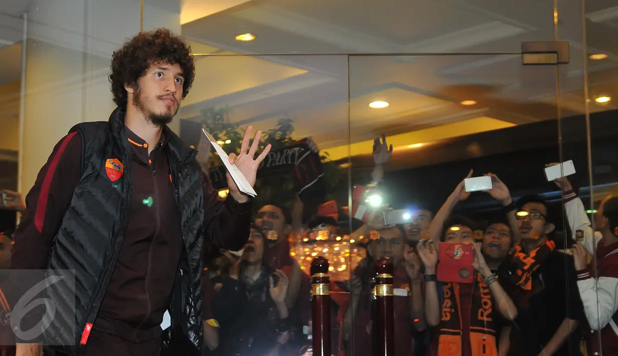 Pemain tim sepakbola Salih Ucan tiba di Hotel Shangri La, Jakarta, Jumat (24/07/2015). Tim liga Italia berjulukan Giallorossi (Kuning-Merah) tersebut akan menggelar pertandingan intern antara skuadnya.  (Liputan6.com/Herman Zakharia)