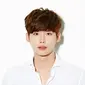 Bagi para pecinta drama Korea, pasti sudah tak asing dengan wajah Lee Jong Suk. Akan tetapi cowok ganteng ini memulai karier di dunia hiburan sebagai seorang model. (Foto: soompi.com)