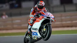 Pebalap Ducati Team, Andrea Doviziosoi, mengikuti latihan bebas hari ke-2 GP Qatar di Sirkuit Losail, Doha, Sabtu (19/3/2016) dini hari WIB. Pada sesi ini, pria Italia itu berada pada peringkat ke-5 dengan waktu 1 menit 55,721 detik. (EPA/STR)