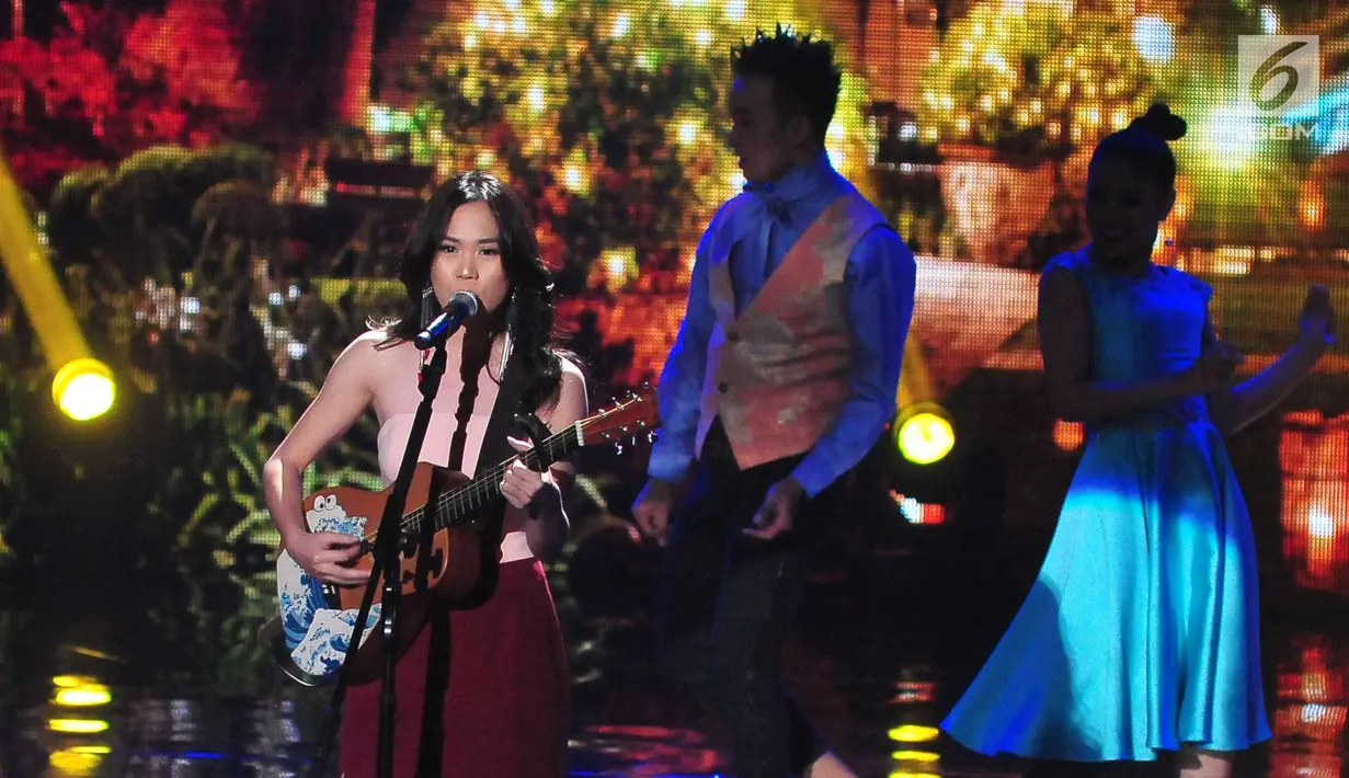 Penyanyi Sheryl Sheinafia tampil menghibur penonton di acara Festival Film Bandung 2017 di studio 6 Emtek, Jakarta (22/10). (Liputan6.com/Helmi Afandi)