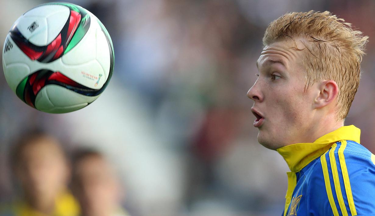 Pemain Ukraina, Viktor Kovalenko saat menghadapi Selandia Baru pada partai pembuka Piala Dunia U-20 2015 di North Harbour Stadium, Auckland, Selandia Baru (30/5/2015). Viktor Kovalenko berhasil meraih gelar top skor pada Piala Dunia U-20 2015 di Selandia Baru dengan raihan 5 gol bersanding dengan pemain Hongaria, Bence Mervo. Namun gelar sepatu emas akhirnya jadi milik Viktor Kovalenko yang unggul raihan assist. Hongaria sendiri harus terhenti langkahnya di babak 16 besar setelah takluk 1-2 dari Serbia. (AFP/Michael Bradley)