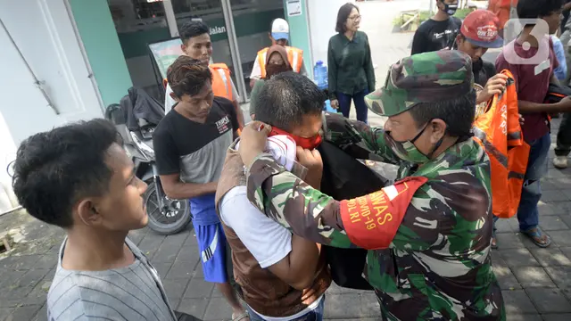 FOTO: Pelanggar PSBB Tangerang Selatan Dihukum Berlari 800 Meter