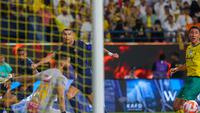 Momen bintang Al Nassr, Cristiano Ronaldo mencetak gol ke gawang Al Khaleej pada lanjutan Liga Arab Saudi 2023/2024. (Fayez NURELDINE / AFP)