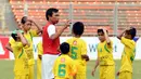 Asisten pelatih Timnas Indonesia, Widodo C Putro, ikut ambil bagian memberikan ilmunya kepada anak-anak yang berlatih bersama di Stadion GBK Jakarta, (6/6/2014). (Liputan6.com/Helmi Fithriansyah)