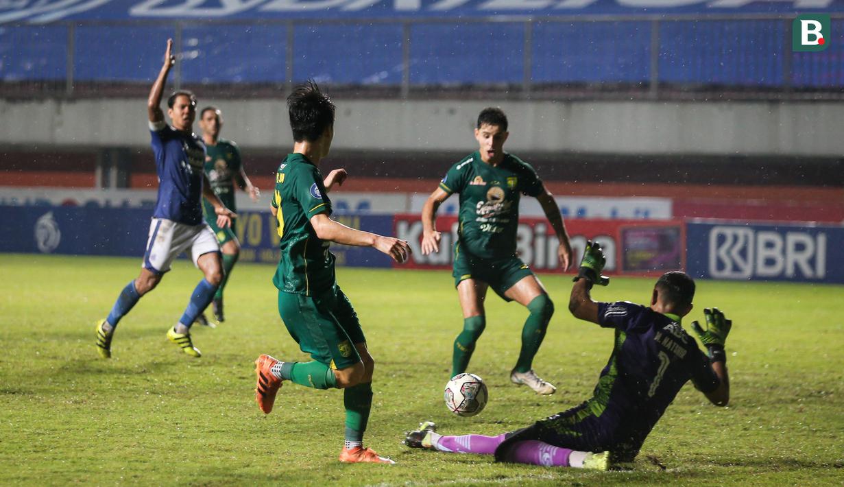 Persebaya menggandakan keunggulan di menit ke-70 yang lagi-lagi dari serangan balik. Gol ini melibatkan kerja sama rapi Bruno dan Marukawa. Umpan satu dua kedua pemain ini di kotak penalti menghasilkan gol Bruno yang gagal dihentikan Natshir lagi. (Bola.com/Bagaskara Lazuardi)