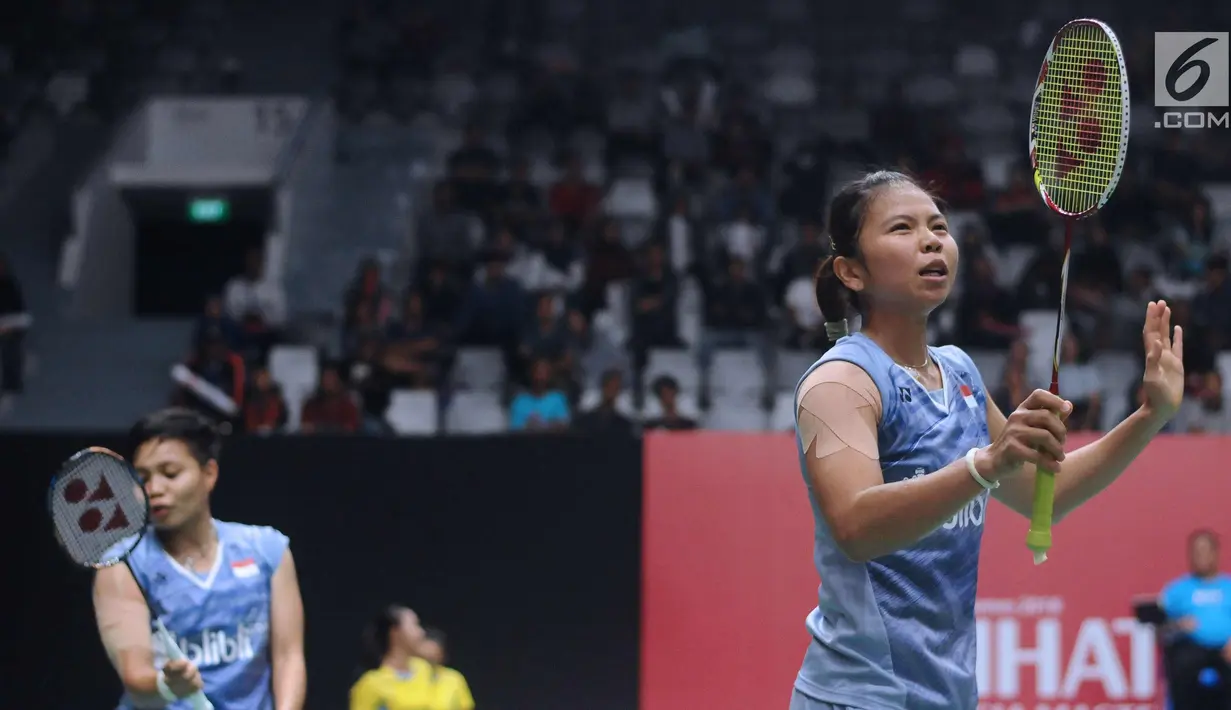Ganda puteri Indonesia, Greysia Polii/Apriyani Rahayu saat melawan Tania O Kusumah/Vania A Sukoco pada babak pertama Indonesia Masters 2018 di Istora Senayan, Jakarta, Rabu (24/1). Greysia/Apriyani unggul 21-6, 21-18. (Liputan6.com/Helmi Fithriansyah)