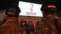 Warga berkumpul di alun-alun Tahir Baghdad ketika proyeksi logo resmi Piala Dunia FIFA 2022 ditampilkan di depan sebuah gedung di Irak, Selasa (3/9/2019). Logo tersebut ditampilkan di ruang publik di Doha dan kota-kota besar seluruh dunia. (Photo by AHMAD AL-RUBAYE / AFP)