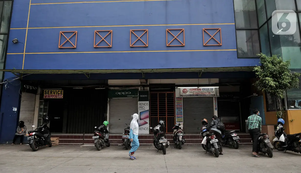 Suasana saat Pasar Perumnas Klender ditutup sementara, Jakarta, Rabu (10/6/2020). Pasar Perumnas Klender terpaksa ditutup sementara setelah ditemukannya sebanyak 20 pedagang postif Covid-19 berdasarkan hasil tes swab yang dilakukan beberapa waktu lalu. (merdeka.com/Iqbal S. Nugroho)