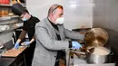 Alaaddin Colak bersama staf menyiapkan makanan gratis untuk para pekerja medis di restorannya di Fuzhou, China, 9 Februari 2020. Warga Turki yang tinggal di Fuzhou selama lebih dari 25 tahun itu mengelola sebuah restoran khas Turki yang populer di kalangan penduduk setempat. (Xinhua/Jiang Kehong)