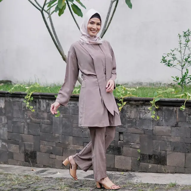 6 Potret Aulia Sarah Pakai Hijab, Masih Cocok Perankan Nada di Pesantren & Rock n' Roll