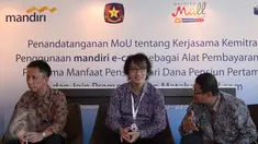 (Kiri-kanan) Perwakilan Bank Mandiri Budi Hartono, CEO Mataharimall.com Hadi Wenas, Perwakilan Pertamina Hadi Budi Yulianto usai MoU kerjasama kemitraan penggunaan Mandiri e-cash, Jakarta, Rabu (23/9/2015). (Liputan6.com/Angga Yuniar)