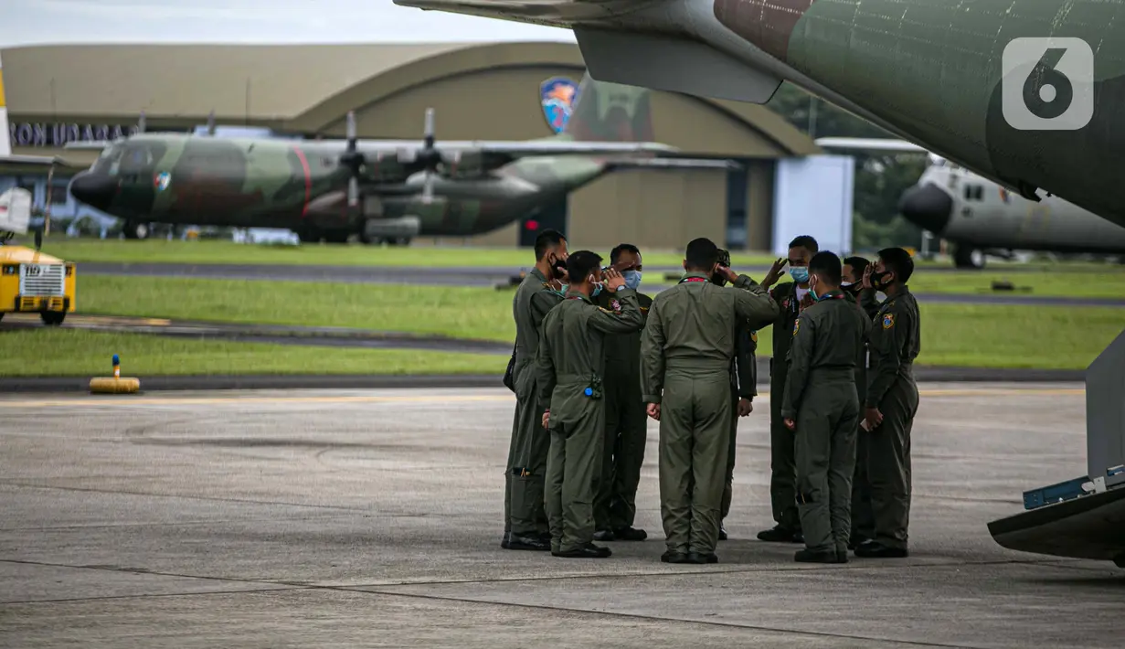 Anggota TNI AU memberi hormat sebelum mencari pesawat Sriwijaya Air SJ 182 di Lanud Halim Perdanakusuma, Jakarta, Minggu (10/1/2021). TNI AU memberangkatkan pesawat CN-295, helikopter jenis Caracal, dan helikopter Super Puma NAS-332 untuk mencari Sriwijaya Air SJ 182. (Liputan6.com/Faizal Fanani)