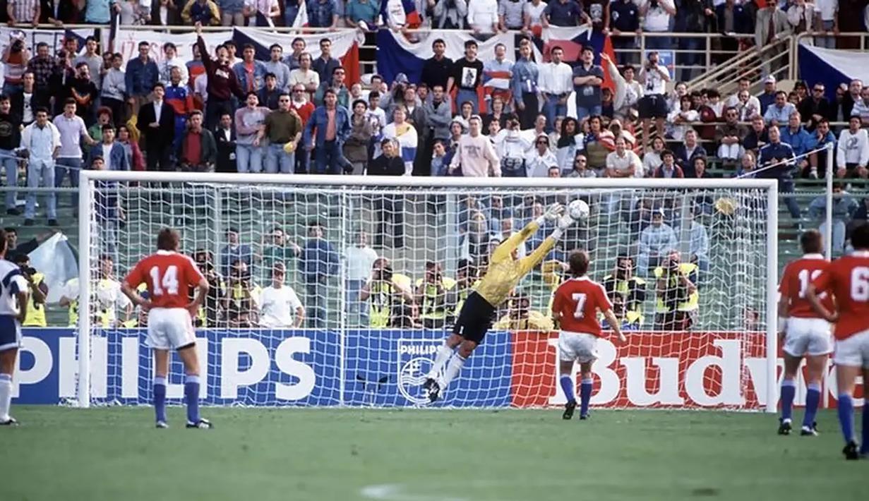 Michal Bilek. Eks gelandang kiri Republik Ceska yang sebelumnya bernama Cekoslowakia ini menjadi pemain pertama yang melakukan eksekusi penalti dengan gaya Panenka di Piala Dunia. Momen itu terjadi saat Cekoslowakia menang 5-1 atas Amerika Serikat pada laga pertama fase Grup A Piala Dunia 1990 (10/6/1990) di Italia. Sayang, eksekusi penalti Panenka-nya saat Cekoslowakia telah unggul 4-0 ini gagal karena mampu dibaca oleh kiper Amerika Serikat, Tony Meola. (FIFA)