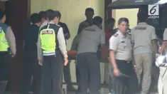 6 kantong jenazah diturunkan di rumah sakit polri. Lima orang anggota polisi, dan satu orang narapidana tewas dalam kericuhan di Mako Brimob, Selasa malam.