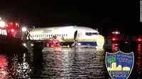 Pesawat Boeing 737-800 maskapai Miami Air International, rute penerbangan Guantanamo - Florida, tergelincir ke sungai saat mendarat di lokasi tujuan pada Jumat 3 Mei 2019 malam waktu lokal (kredit: Office of Sheriff Jacksonville Police)