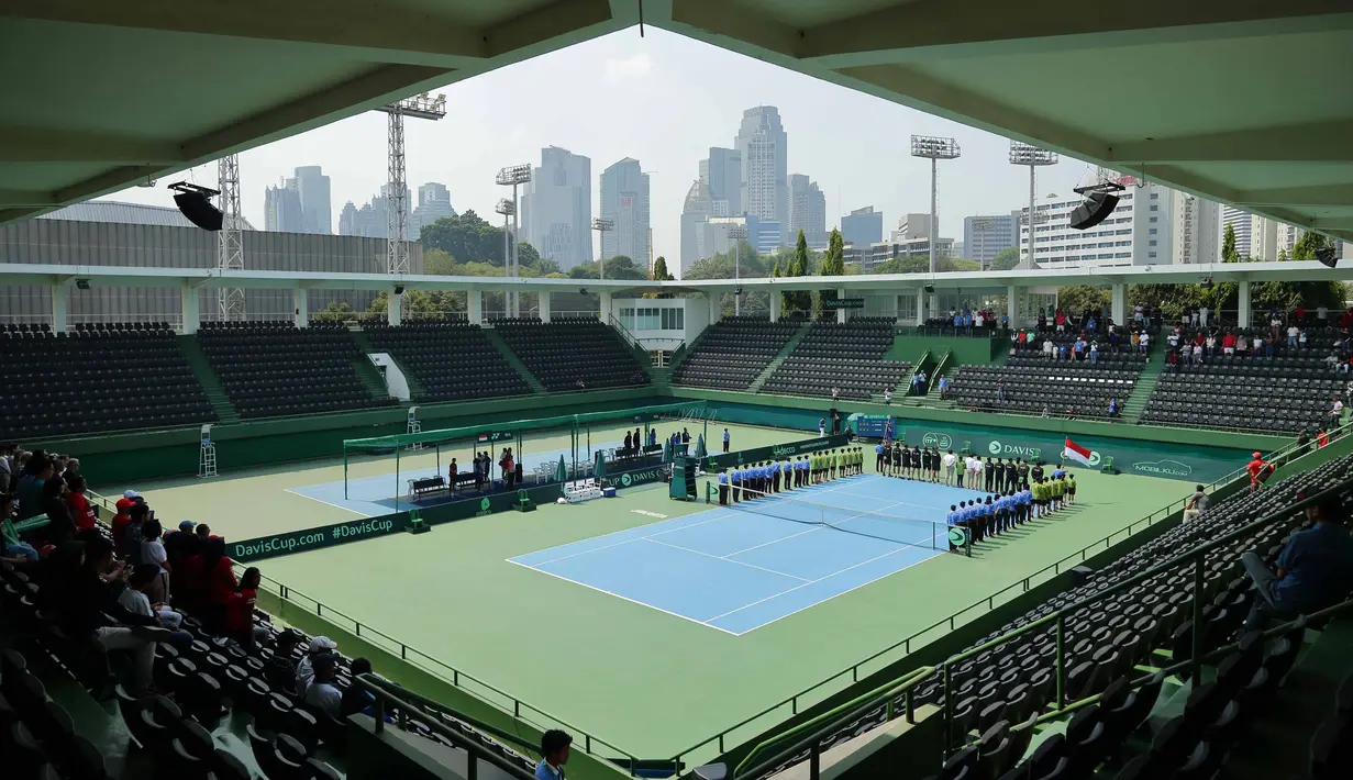 Suasana jelang laga Piala Davis 2019 Grup II Zona Asia/Oceania di Stadion Tenis GBK, Jakarta, Sabtu (14/9). Indonesia tertinggal 0-2 dari Selandia Baru. (Bola.com/Peksi Cahyo)