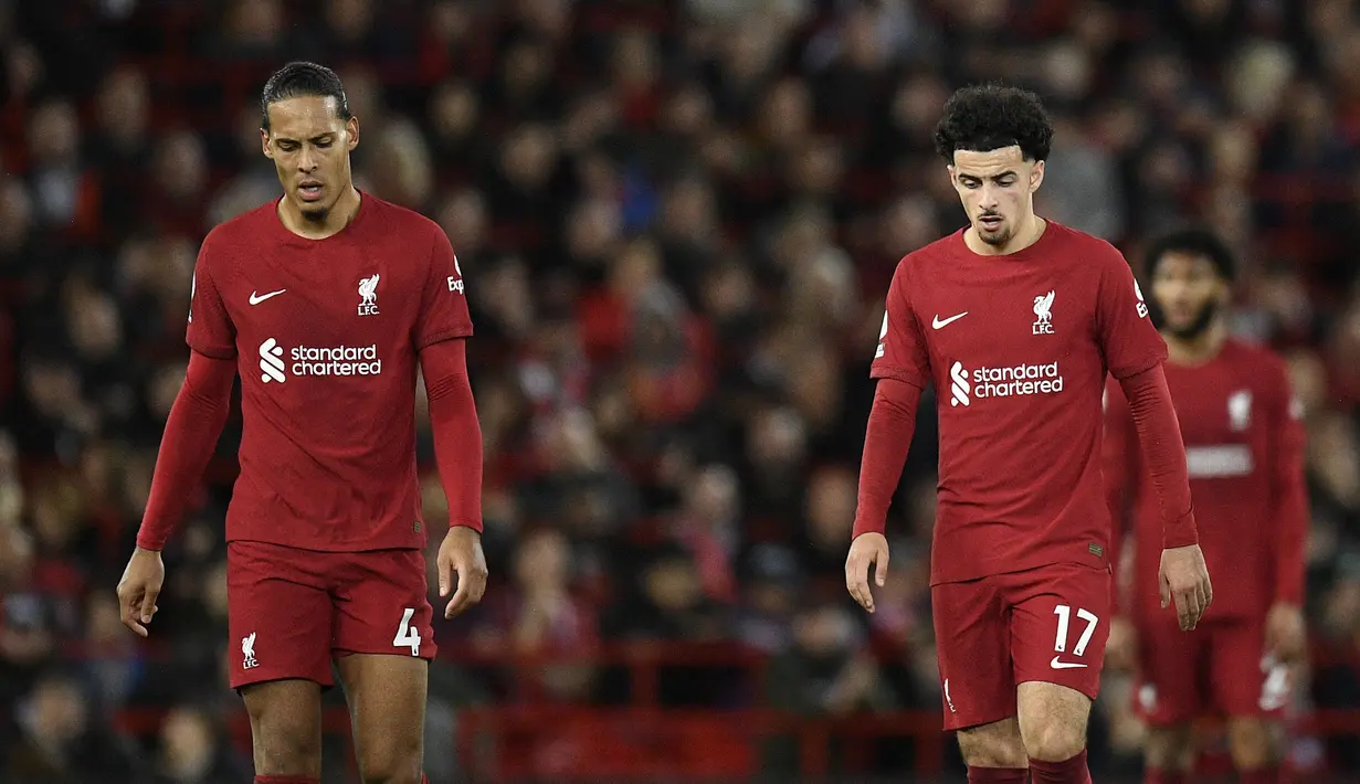 Pemain Liverpool Virgil van Dijk dan Curtis Jones  melihat setelah penyerang Leeds United Crysencio Summerville (tidak terlihat) mencetak gol pada duel pekan ke-14 Premier League 2022/23 di Anfield, Minggu (30/10/2022) dini hari WIB. Liverpool kalah dramatis di kandang sendiri dari Leeds United. (Photo by Oli SCARFF / AFP)