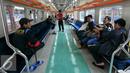 Petugas kebersihan sedang membersikan gerbong penumpang kereta jurusan Jakarta Kota- Tanjung Priok di stasiun Jakarta Kota, Senin (21/12). PT Kereta Api Indonesia (KAI) kembali mengoperasikan lintas Jakarta Kota-Tanjung Priok. (Liputan6.com/Yoppy Renato)