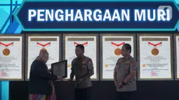 Kapolri Jenderal Pol Idham Aziz (tengah) menerima penghargaan dari Museum Rekor-Dunia Indonesia (MURI) dari pendiri MURI, Jaya Suprana saat Launching ETLE Development Program di Polda Metro Jaya, Jakarta, Kamis (5/12/2019). (merdeka.com/Imam Buhori)