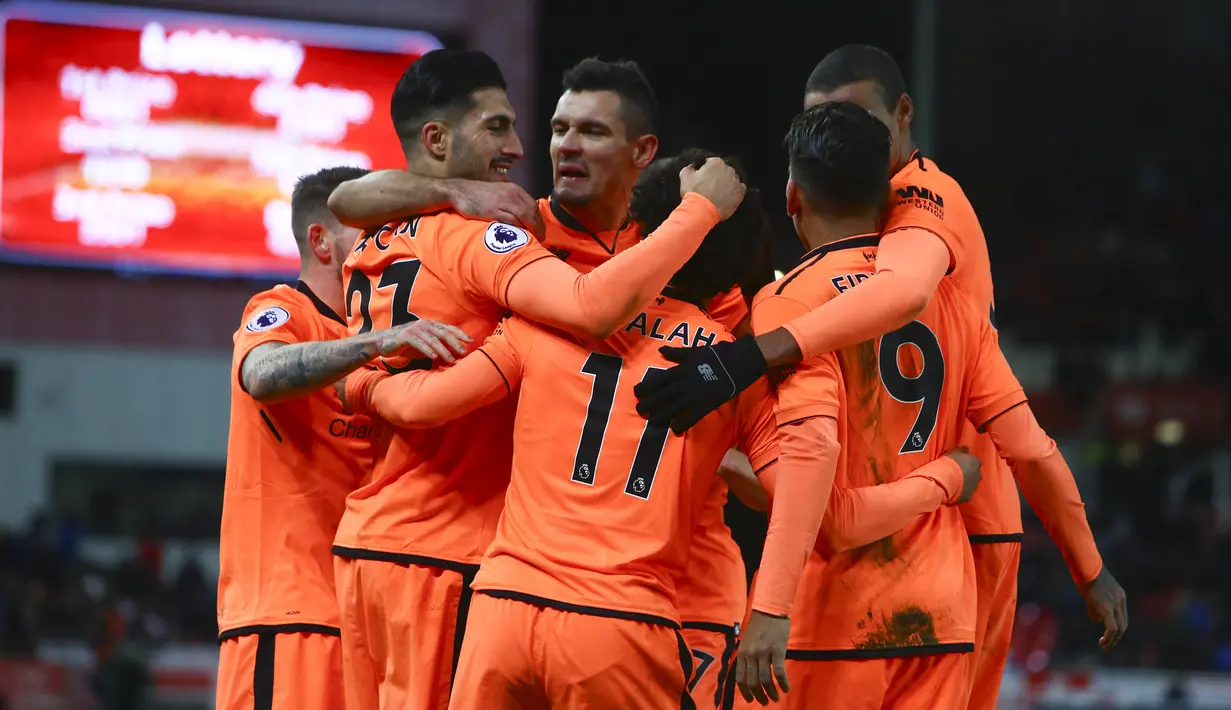 Para pemain Liverpool merayakan gol yang dicetak Mohamed Salah ke gawang Stoke pada laga Premier League di Stadion Bet365, Stoke-on-Trent, Rabu (29/11/2017). Stoke kalah 0-3 dari Liverpool. (AFP/Geoff Caddick)