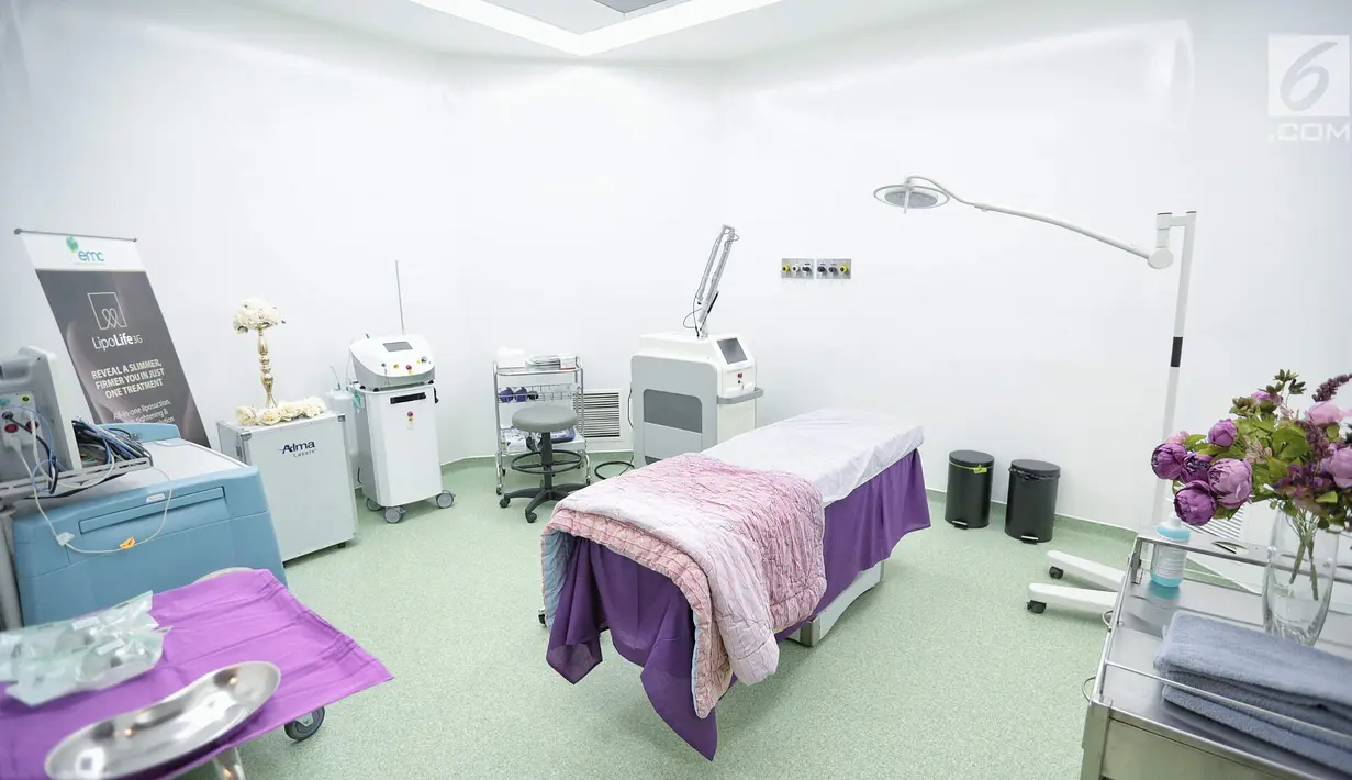 Fasilitas di ruang tindak  RS EMC Poli Klinik Plastic Surgery & Aesthetic Center, Sentul, Jawa Barat, Senin (3/9). Poli Klinik tersebut juga dapat melakukan Oxygeno Facial, Rejuve. (Liputan6.com/Faizal Fanani)