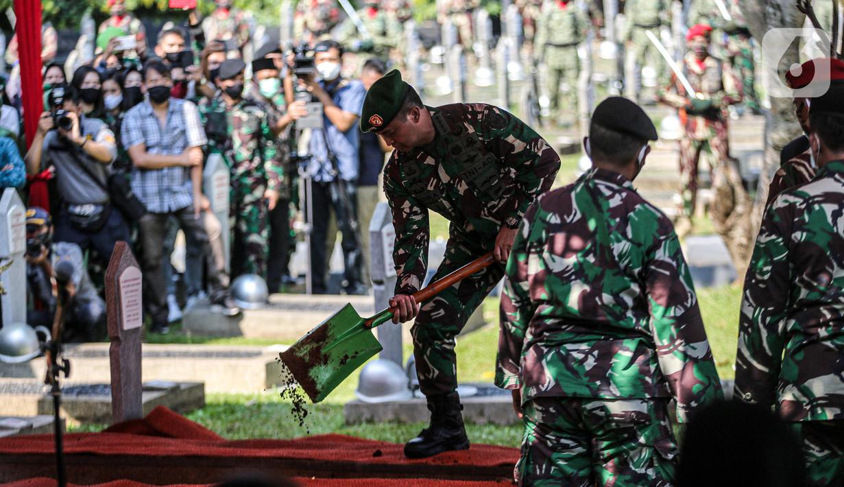 KSAD Jenderal Andika Perkasa menggali makam mantan KSAD Jenderal TNI (Purn) Pramono Edhie Wibowo saat pemakaman di Taman Makam Pahlawan Kalibata, Jakarta, Minggu (14/6/2020). Pemakaman Pramono Edhie Wibowo dilaksanakan secara militer. (Liputan6.com/Faizal Fanani)