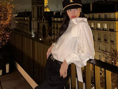 Baru-baru ini, Lisa BLACKPINK membagikan deretan foto terbaru di sela-sela jadwal konser tur dunia "BORN PINK" mereka yang telah mencapai Paris. (FOTO: instagram.com/lalalalisa_m/)