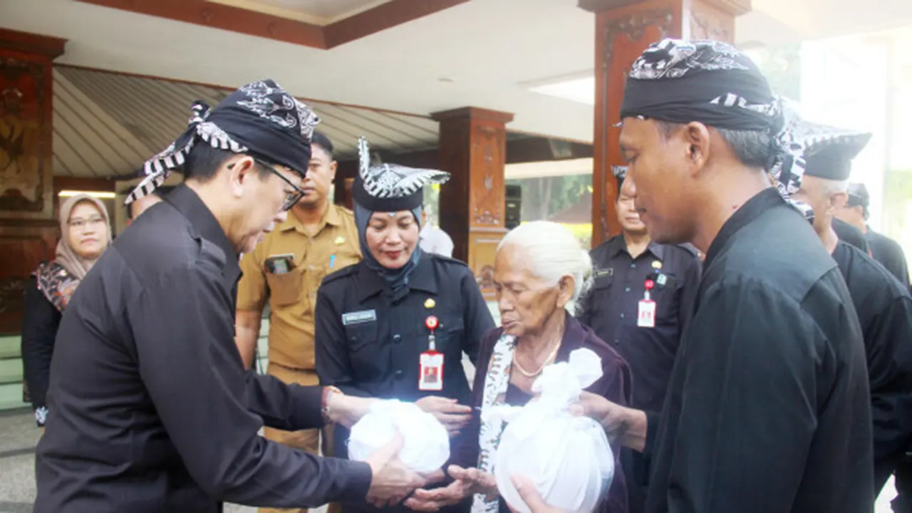 Prosesi pemindahan makam Samin Surosentiko dari Sawahlunto, Sumatera Barat ke Bojonegoro. (Istimewa)