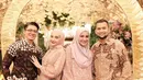 Sedangkan, Zaskia Sungkar mengenakan atasan brokat panjang dengan aksen kerah v neck dipadukan inner dan bawahan rok satin warna pink salmon. [@shireensungkar]