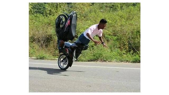 5 Potret Apes Orang Sebelum Jatuh Dari Motor Ini Miris