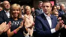 Brigitte Trogneux kini berusia 64 tahun sedangkan Emmanuel Macron 39 tahun. Kisah keduanya dari pertama kali bertemu hingga membangun biduk rumah tangga pun terbilang cukup unik. (AP Images)