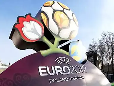 Logo UEFA EURO Cup 2012 diluncurkan di Katedral Mikhaylovsky, Kiev, Ukraina pada 14 Desember 2009. Partai final Euro 2012 dilangsungkan di Kiev pada 1 Juli 2012. AFP PHOTO/GENYA SAVILOV