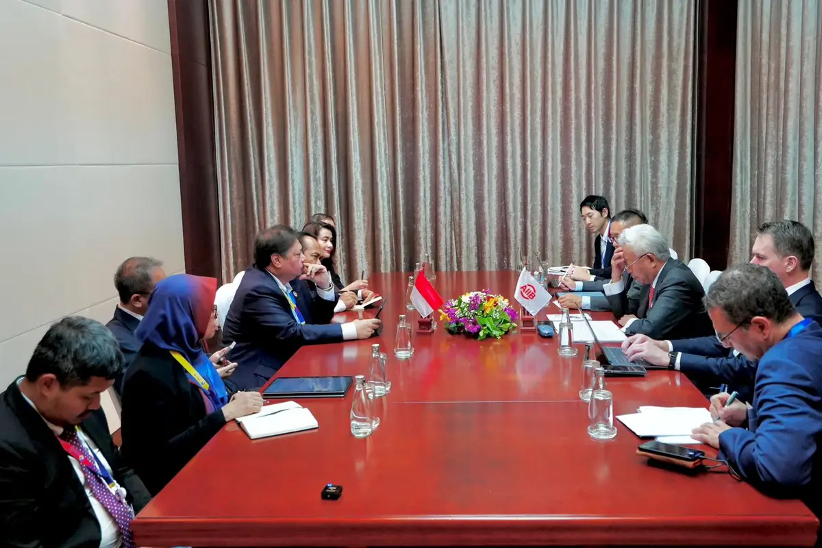 Menteri Koordinator Bidang Perekonomian Airlangga Hartarto mengadakan Pertemuan Bilateral dengan Presiden AIIB Jin Liqun, di sela-sela KTT ASEAN 2024 di Vientiane, Laos (9/10/2024). (Dok Kemenko Perekonomian)